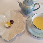 La Vallee d'Or - カモミールティーとデザート