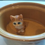 La Vallee d'Or - テーブルの上の食器には…