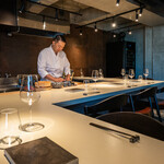 深坂 - モダンな雰囲気の店内