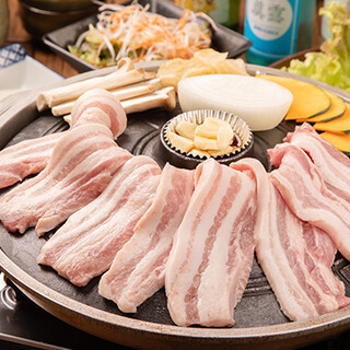 一度も冷凍せず提供する「生サムギョプサル」など本格韓国料理