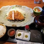 かつアンドかつ - これは極上ロースかつ膳　2000円超。茶碗蒸付。
