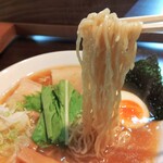 中華そば や - 麺は細ちぢれ　大盛りチョイスでお腹一杯