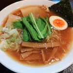 中華そば や - 琥珀色のスープ　立ち上る良い香り