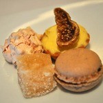 シンジコガ - チョコマカロン、イチヂク、木苺のメレンゲ・・・