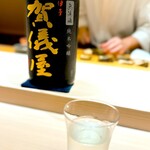 くるますし - おまかせ＃２ 加儀屋純米吟醸。 地元愛媛の食中酒にこだわった蔵元らしい。 ほんのりとした吟醸香と強い旨み。 若干の酸味を効かせたキレのある酒。