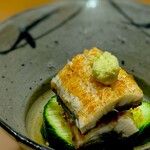 くるますし - 関西風でも関東風でもない、鮨屋仕立て。 鰻を焼く本当の香りを経験できます。 香りだけで1合飲める。 脂を蓄えて厚みも十分。 バリバリっと音を立てて咀嚼するたびに野生が覚醒します。 鰻は動物です。 鰻のあとは、キュウリと酢が目を覚まさせてくれます。 本日の逸品＃１