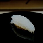 くるますし - 剣崎イカ。 ２種の包丁を使い分けて刻みます。 このあたりも高平大将らしい。 旨味を全面に推しだすための包丁。 実は毎回書くけど、僕は、サクッとした食感のイカのほうが好きなんだよなぁ。 大将、そっちの包丁入れてくれないかなぁ。