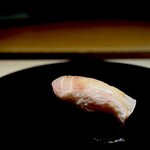 くるますし - 白甘鯛。 盛り皿が変わりました。 漆でしょうか。 映り込みがきれいです。 忘れた頃に完成してきたって大将。 包丁と同じで、オーダーして２，３年後に完成することが多いんだって。 白身のクイーン。 本日も期待通りに美しすぎる旨味。 味わいつくしたくなる鮨のスタート。 素晴らしい。