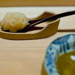 くるますし - ここで必ず、お父さんから「肝ソースは少しだけ残しといてね」って声がかかります。 少しだけ、ではなく大量に残したほうが、このあとがうれしくなります。 作りたての酢の角が立ったシャリとこのソースが生み出す肝ソースリゾットは何度いただいても至福。