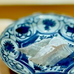 くるますし - メイチダイ。 東京ならキロ2万円というほどの高級魚らしいです。 熟成、熟成いうてる熟成信者どもを大外刈でふっ飛ばすような見事な歯ごたえ。 清澄にして清廉。 噛みしめるほどにあふれる明瞭な白身の旨味。 雑味などかけらもない。 本日の逸品＃２