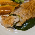 キッチン ブルー グローブ - 甘鯛をカット