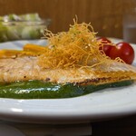 キッチン ブルー グローブ - 横から、カダイフが上に乗っています