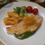 キッチン ブルー グローブ - 甘鯛ポワレのアップ