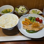 キッチン ブルー グローブ - 甘鯛ポワレ　大場と松の実ソース