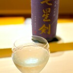 くるますし - おまかせ＃３ 京ひな　七星剣　純米大吟醸。 これもここでは定番の酒。 なめらかな口あたりときれいに澄んだ味わい。 米の旨みが感じられ、キレの良さも光る。 いい酒です。 石鎚 愛同様、大好きです。