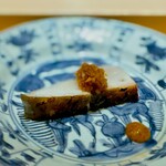 くるますし - マナガツオ。 3キロと大型のマナガツオの炙りです。 皮目はバリッと音をたてるほどに炙り、徐々に生に近づけ、温度のグラデーションを描くこの店のスペシャリテ。 大将得意の超絶火入れの逸品です。 マナガツオって、焼くとほこほこと少々大ぶりな味わいになる店が多い中、この火入れが常識を変えてきます。 広島の出汁で有名な店などでは、惜しいことにこれができないんだよな。