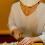 くるますし - 伊勢海老。 炙りたての熱々を大将が大急ぎで切り分けます。 この店は温度に非常にこだわりがあるんです。 ちょっと、「めくみ」さんに似たようなこだわり。