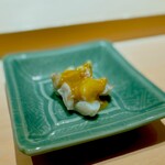 くるますし - 大型の甲殻類特有の太い筋繊維が食感と甘い旨味を伝え、ミソを使ったソースがまとわりついて、 エビのハイパーインフレーション！ 旨味の大砲火をぶっ放します。