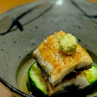 くるますし - 関西風でも関東風でもない、鮨屋仕立て。 鰻を焼く本当の香りを経験できます。 香りだけで1合飲める。 脂を蓄えて厚みも十分。 バリバリっと音を立てて咀嚼するたびに野生が覚醒します。 鰻は動物です。 鰻のあとは、キュウリと酢が目を覚まさせてくれます。 本日の逸品＃１
