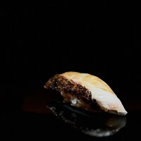 くるますし - イサキ。 今年はイサキがやってくれます。 上品だけどあふれ出すほどの脂が炭火で炙られて、香ばしさと旨味が暴走するのです。 酢だちが明確なシャリと口腔内で混ざり合う頃、魔法をかけられたように、気品に満 ちたごはん料理に変貌します。 こんな旨いもんが世の中にあったのかー、と心の中で叫びます。 嚥下後の恍惚感。 そして喪失感・・ 本日の逸品＃４