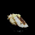 くるますし - オレさまがやったらこうなる、オレさまならここまでやる、 という自信と技量を見せつけるような鮨。 遅れながらも、満を持して、くるますしにノドグロの登場です。 瀬戸内のノドグロをここまで昇華させてしまう大将の新たな愛媛スペシャリテになりそうです。 ふつー、ここまでやらんでしょ。 高平大将、やはり「狂気の人」。 本日の逸品＃５