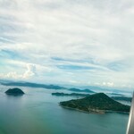 くるますし - 松山空港離陸直後。 西に向かって離陸し間もなく大きく左に旋回。 石槌山上空を経て、右手に太平洋を望みながら、紀伊半島を通過後、太平洋に出て房総半島に至る、 という、羽田〜松山の往路とは少し異なる航路をとります。 グッバイ、松山。 また3ヶ月後。 帰りの機材はB8-900、機材コード78M。 ANAさんの安心あったか明るく元気なフライトでのんびり帰ります。