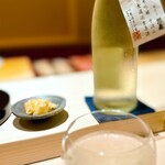 くるますし - おまかせ＃４ 川亀酒造 純米吟醸 中汲み 無濾過生原酒。 愛媛県八幡浜市の小さな蔵元の酒。 酒質の一番安定した中汲みのみを瓶詰めした数量限定酒。 香りが華やかで、旨み、酸味のバランスが良好。 キレもあって食中酒としてもいい感じ。