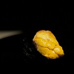 くるますし - 赤ウニ。 一点のにごりも感じさせない、ピュアな赤ウニ。 バフンウニばかりがウニじゃない。 北海道がかりがウニじゃない。