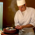 くるますし - 次に弟子くんが、一人分づつ炙り、大将は握る準備。 肌の色や言葉はアレですが、この弟子くん、既に日本人の精神性、職人魂が宿りつつあります。 動きを見てるだけで十分わかります。 この子の成長は来るたびに目をみはるものがあります。 お父さんも鮨職人なんだって。