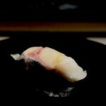 くるますし - アジ。 デブでメタボなアジです。 1キロもあるんだと。 もうそれってアジじゃなくてシマアジじゃね？ ってくらいデカい。 お気づきでしょうか？ アジをこんな形に握るの大将くらいじゃないかな。 タネの仕立てまったく違う高平流。 脂とろとろで香りの爆弾なしなのに、めちゃくちゃ旨い。 どうなってんの、このアジ？