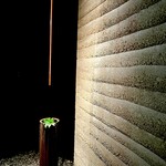 くるますし - 風格あるRC造のファサードから、闇に一点浮かび上がる縁先手水鉢を現代的にアレンジ したような室礼を抜けると見事な大ぶりの白木の一枚板が待っています。 テーマパークのアトラクションに入ったような高揚感があります。