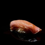 くるますし - 中トロ。 ６日さく漬けした大トロに近い部位の中トロ。 あれあれ、、これまでさく漬けなんて出たことなかったけど、どうしたことかな？ さく漬けと言えば、兄弟子の宮川大将の定番。 これ、ほんとに旨いんですよ。 さく漬けすることで、漬けられたとこと漬けてないとこが明快なグラデーションを生み出すんですよ。 良質な国産マグロあってこそですが。 うーん、この店で過去一のマグロの握り。