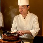 くるますし - ノドグロ。 まずは大将が全員分を炙ります。 全国的には大流行ですが、実はここではお目にかかったことがありませんでした。