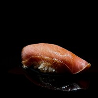 くるますし - 中トロ。 ６日さく漬けした大トロに近い部位の中トロ。 あれあれ、、これまでさく漬けなんて出たことなかったけど、どうしたことかな？ さく漬けと言えば、兄弟子の宮川大将の定番。 これ、ほんとに旨いんですよ。 さく漬けすることで、漬けられたとこと漬けてないとこが明快なグラデーションを生み出すんですよ。 良質な国産マグロあってこそですが。 うーん、この店で過去一のマグロの握り。