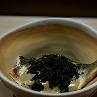 くるますし - 若くて青くて苦くて深いソースがふわりとした鮎の身と酢だちのいいシャリを強く結びつけ、若くて青くてちょっとスイカのような香りが強烈に押し寄せます。 熱いし、旨いし、香り高い。 去年初めてこの料理が出たけど大幅に進化してます。 鮨の領域を超えて、地球上になかった新しい食べ物になってしまいました。 本日の逸品＃６