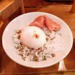 博多炉端 魚男 - お代わりご飯に温玉・明太乗せ