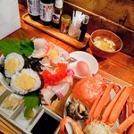博多炉端 魚男 - ポセイ丼の中には太巻きがドーン