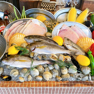 新鮮な魚介が並ぶショーケース