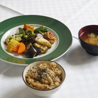 自然栽培のお米と食材を使用したこだわりの料理