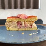 パティスリー リョーコ - 断面。桃軍団大量出現中。どこを食べても桃がいる。幸せ。