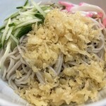 小諸そば - 天かすタップリ。細切りかまぼことキュウリ。