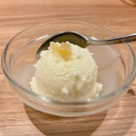 金武アグーと山城牛のしゃぶしゃぶ琉球 - バニラアイスです