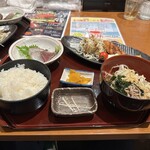 海鮮茶屋 一鮮 - 【2024.8.23(金)】日替りランチ（大盛・本日の刺身＋本日の白身魚フライ＋野菜サラダ＋冷したぬきそば）990円