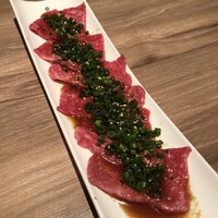 上等焼肉 ひらく - 肉刺しねぎまみれ？