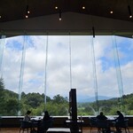 ダイニング ブルーム(軽井沢浅間プリンスホテル) - 高さ９メートルのパノラミックウインドウ（正面は雲で麓しか見えなかった浅間山）