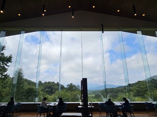 ダイニング ブルーム(軽井沢浅間プリンスホテル) - 高さ９メートルのパノラミックウインドウ（正面は雲で麓しか見えなかった浅間山）