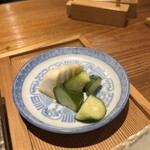 とり口 - お通し　漬物