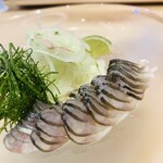 柚木元 - ③【造り】
      天龍鮎の背越し、薬味4種（大葉、茗荷、瓜、酢橘）、辛子+酢味噌