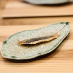柚木元 - ⑨【強肴-1】
      根羽川産天然鮎の再構築（頭+骨：カリカリ揚げ、身：一夜干し）の春巻き