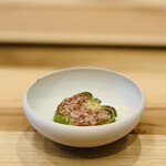 柚木元 - ⑧【合肴-2】
      若パプリカの完熟トマト+自家製刻みラッキョウのオーブン焼き、清水牧場のブラウンスイス牛の冷凍バッカスチーズ（モッツァレラ系）掛け